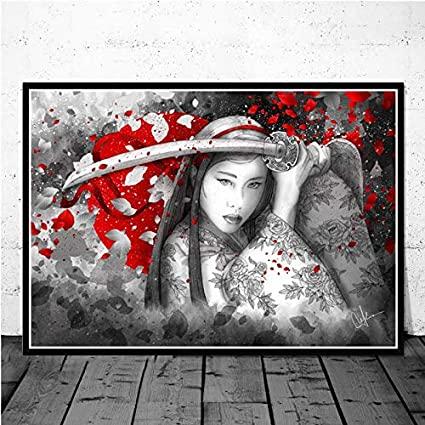 Mujer samurai entre flores de sakura